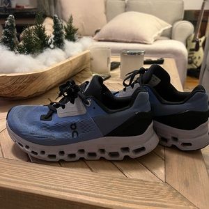 On cloud sneakers size 8